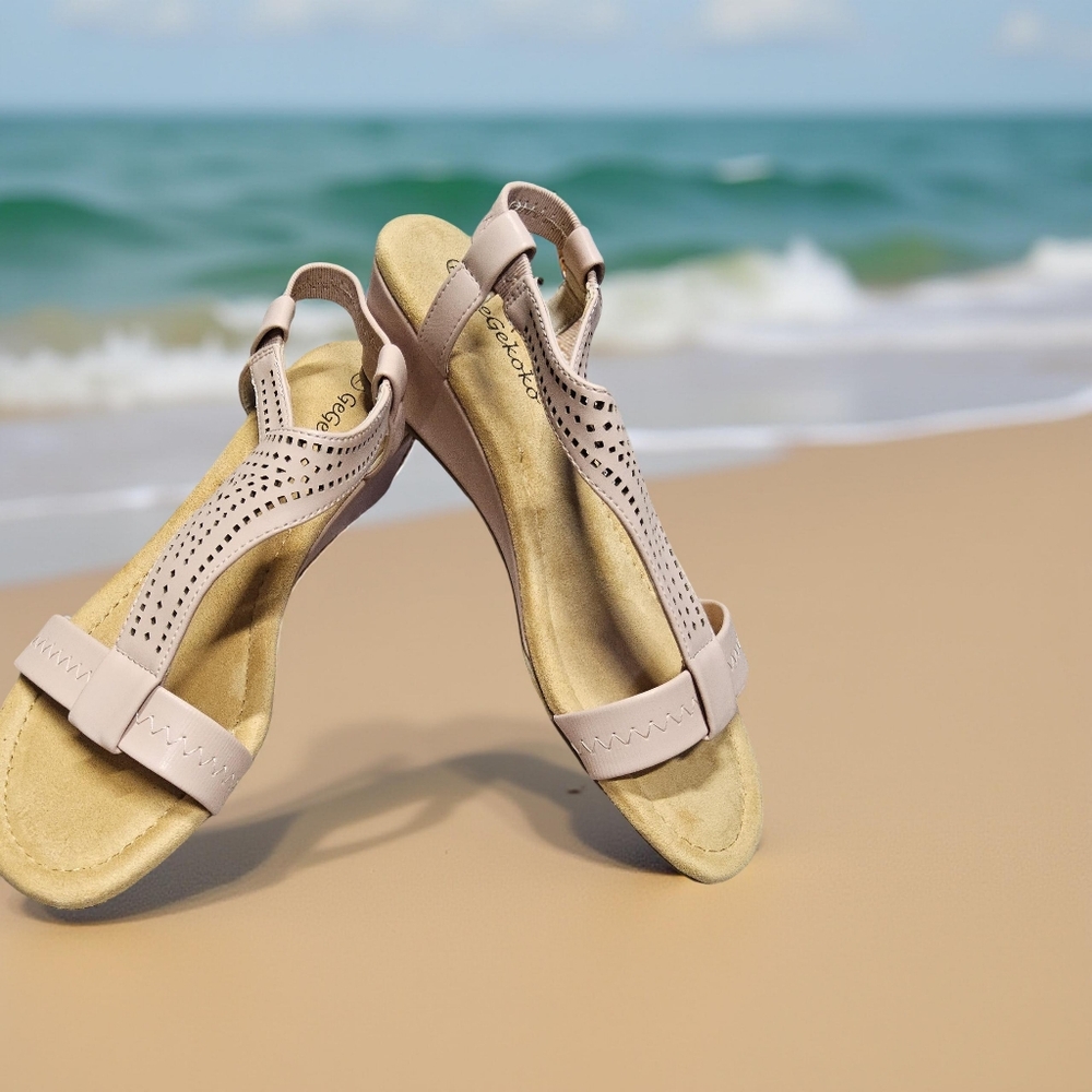 NWOT Cream Boho Sandals with T Strap and Open-Toe Design Size 7.5